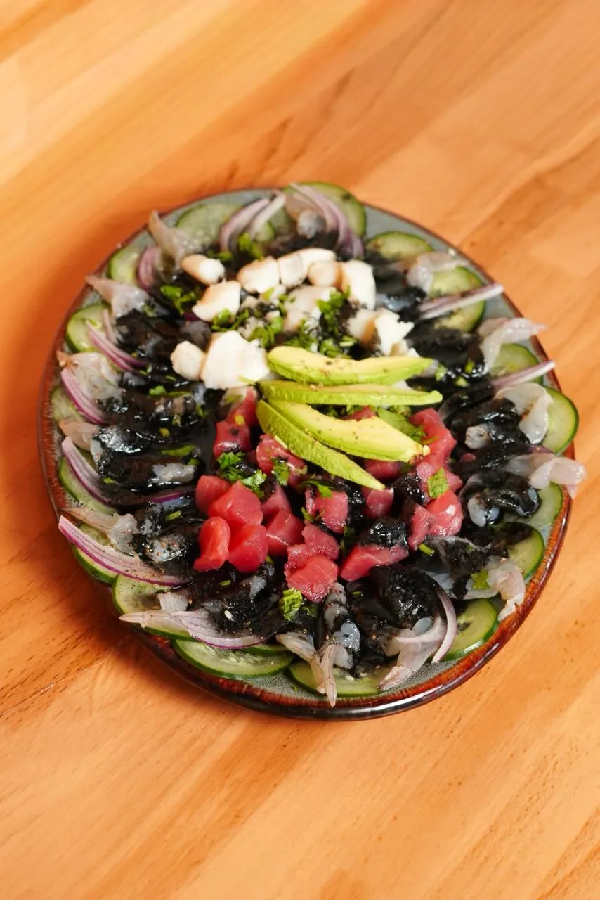 Ceviche de la casa con camarón caracol y atún